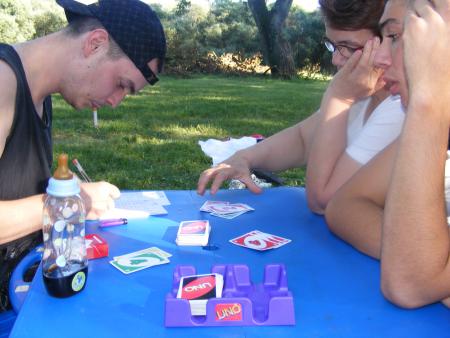 une petite partie de uno au bord de la rivi�re