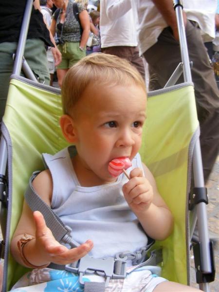 maman ma acheter une sucette c'est trop bon !